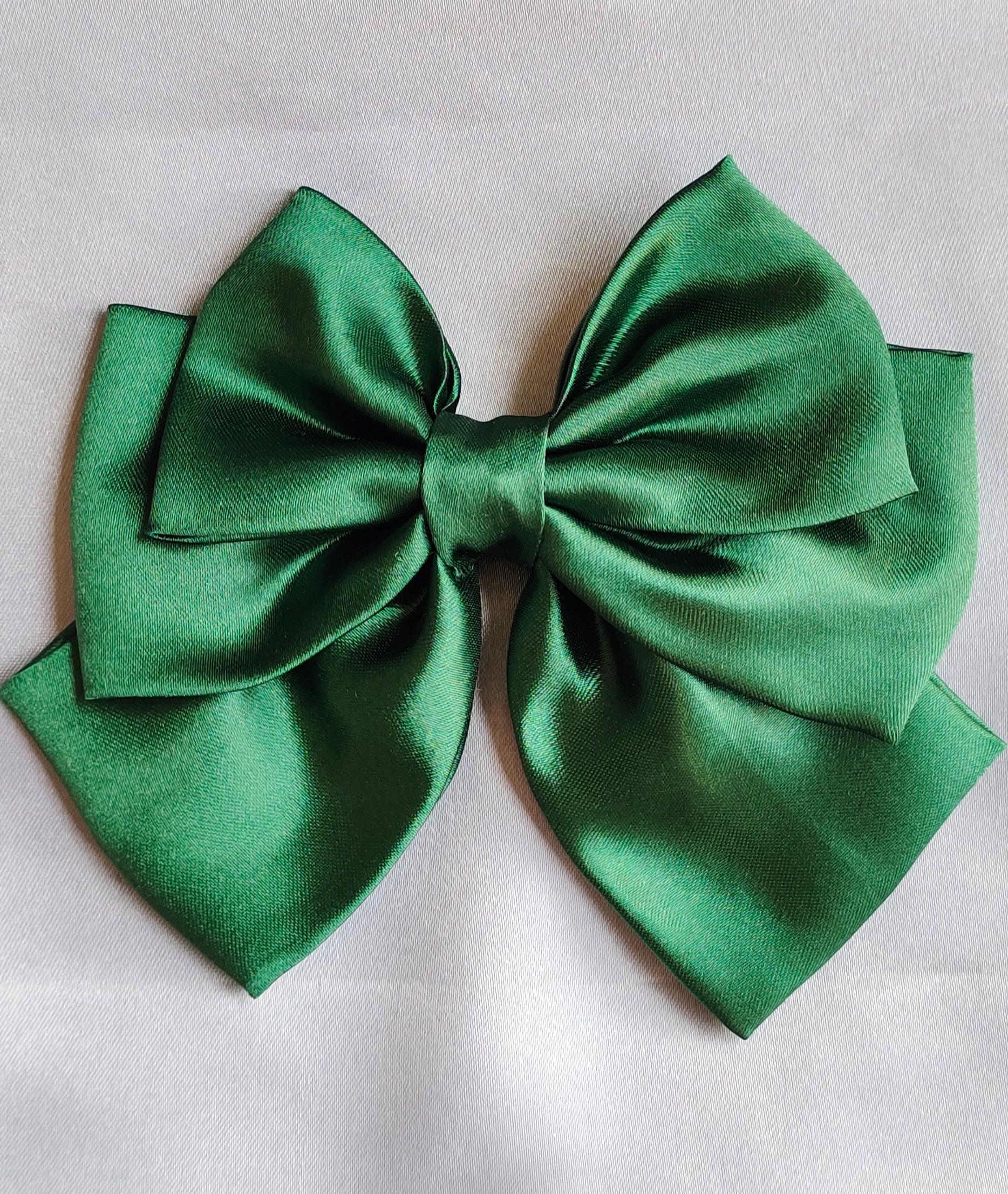 Luxurious dark green bow